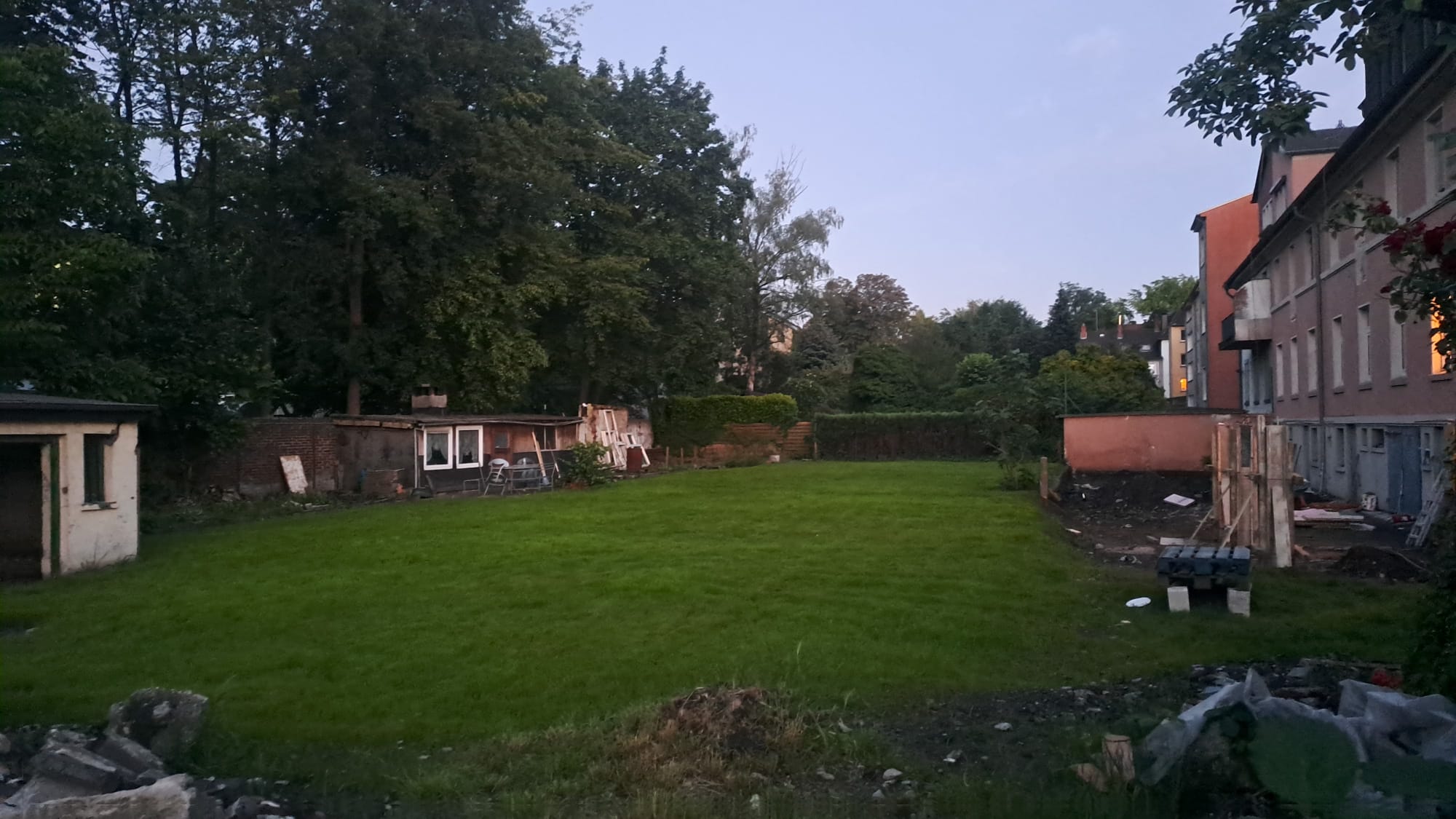 Gartenpflege und Rasenpflege in Marl – Gärtner beim präzisen Kantenschnitt auf einem gepflegten Rasen